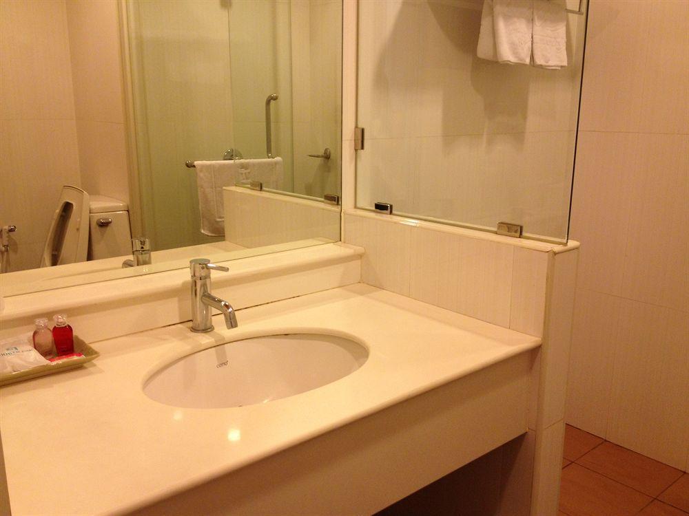 בנגקוק Lido Millennium Hotel מראה חיצוני תמונה